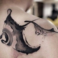 Stilvoll aussehendes schwarzes und weißes abstraktes Schulter Tattoo mit  großen Rochen