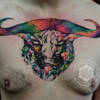 Stilvolles mehrfarbiges im abstrakten Stil Brust Tattoo mit Stierenkopf