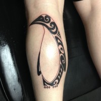 Tatuaje en la pierna, pingüino estilizado, tinta negra