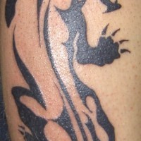 Tatuaje de jaguar estilizado que caza, tinta negra