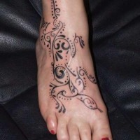 Tatuaje  de lagarto estilizado negro  en el pie