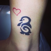 Tatuaje en el tobillo, pingüino de contorno grueso negro y corazón