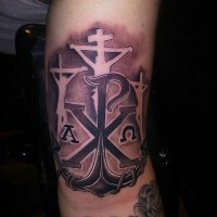 Tatuaje en el brazo, ancla Chi Rho única y crucifijos blancos