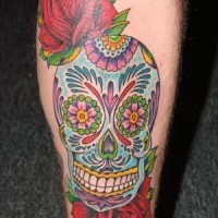 Tatuaje en la pierna,
 calavera de azucar largo y rosas
