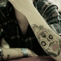 Tattoo von süßem Totenkopf am Unterarm