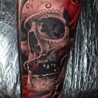Tattoo von süßem Totenkopf mit roter Rose am Unterarm von Razvan Popescu