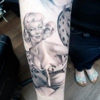 abbronzata ragazza pin up avambraccio tatuaggio da Samanta Ford