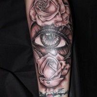 Tatuaje en la pierna, ojo de una mujer triste y rosas grises