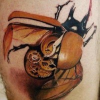 Super detaillierter biomechanischer Käfer Tattoo