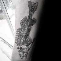 Super detailliertes Fischskelett Tattoo am Unterarm