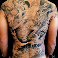 Super riesiges unvollendetes schwarzes und weißes Tattoo am ganzen Rücken mit asiatischen Drachen und Wassertropfen