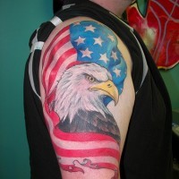 el tatuaje de hombro con una aguila sobre la bandera americana