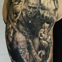 Tatuaggio super realistico sul braccio il guerriero che corre