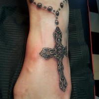 Tatuaje en el tobillo, collar con la cruz realista