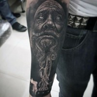 Sehr realistischer detaillierter alter Zauberer Tattoo am Arm