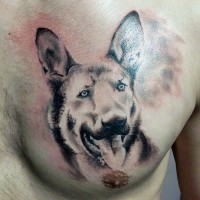 Tatuaje en el pecho,  retrato simple de perro bonito