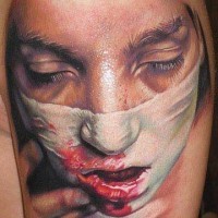 Tatuaje de chica con vendaje en su cara