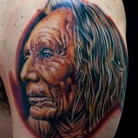 super realistico ritratto di vecchio indiano tatuaggio da Cecil Porter
