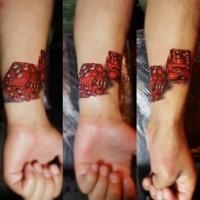 super realistico dadi rossi su polso tatuaggio