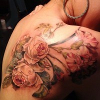 Tatuaje en el hombro, rosas muy realistas