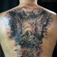 Tatuaje en la espalda, ángel triste con guerrero en los brazos