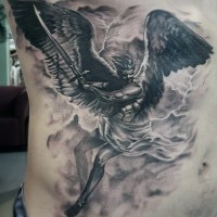 Tatuaje en el costado,  ángel guerrero furioso con espada larga