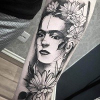 Edles schwarzes und weißes Unterarm Tattoo mit Porträt der Frau  mit Blumen