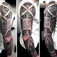 Tatuaje en el brazo, estilo mecánico volumétrico