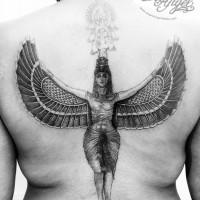 Tatuaje negro blanco en la espalda, mujer increíble con alas extendidas