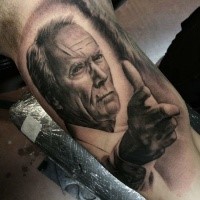 Wunderbarer schwarzer realistisch aussehendes alter Clint Eastwood Tattoo auf Bizeps