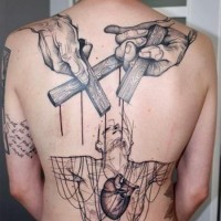 Tatuaje  de hombre marioneta  en la espalda