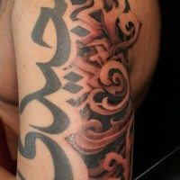 Tatuaje en el brazo, signos y ornamento de color