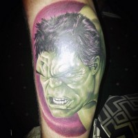 Wunderbares detailliertes und gefärbtes großes Bein Tattoo mit wütendem Hulk Kopf