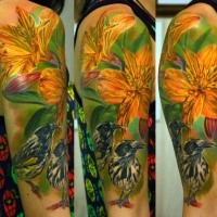 Wunderbares im Realismus Stil Schulter farbiges Tattoo mit der schönen Blume und Vögeln