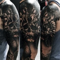Tatuaje en el brazo completo,  cráneo indio antiguo con lobo furioso, colores oscuros