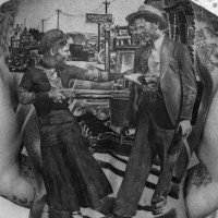 Tatuaje en la espalda, pareja en la calle vintage, diseño muy realista