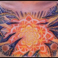 Wunderschönes glühendes farbiges Brust Tattoo von glänzender Blume