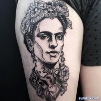 Wunderbar aussehendes im Gravur Stil Oberschenkel Tattoo von Porträt der Frau mit menschlichem Herzen