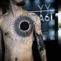 Wunderschöne massive schwarze und weiße Sonne Tattoo an der Brust