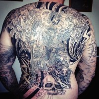 Tatuaje en la espalda,
dibujo masivo negro blanco de guerrero samurái