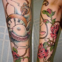 Tatuaje en el antebrazo, conejo favorito con reloj de bolsillo y flores