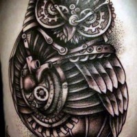 Wunderbares großes schwarzweißes mechanisches Eulen Tattoo am Oberschenkel
