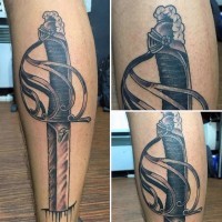Tatuaje en la pierna, espada larga realista blanca negra