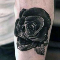 Wunderbare  mit schwarzer Tinte detaillierte Rose mit Schädel Tattoo am Arm