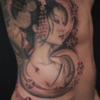 eccezionale dipinto geisha Asiatica seducente con fiore tatuaggio su lato