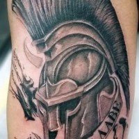 Toll gemalt detaillierter schwarzer Spartan Krieger mit Schriftzug Tattoo am Arm