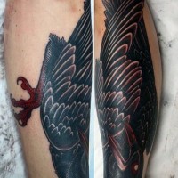 superiore dipinto multicolore mistico corvo tatuaggio su gamba
