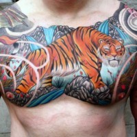 Tatuaje en el pecho,  tigre asiático de cuerpo entero, dibujo pintoresco