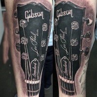 Wunderschön gemalte sehr realistisch aussehende schwarzweiße Gibson Gitarre Tattoo am Arm