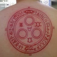 Tatuaje en la espalda, signo misterioso tribal con inscripciones secretos y simbolos oscuros